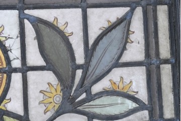 イギリスアンティーク　1900年から1920年頃　繊細な絵付けと色ガラスが魅力的なステンドグラス窓1枚　(R-090030)