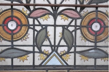 イギリスアンティーク　1900年から1920年頃　繊細な絵付けと色ガラスが魅力的なステンドグラス窓1枚　(R-090030)