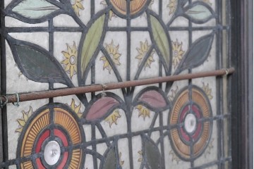 イギリスアンティーク　1900年から1920年頃　繊細な絵付けと色ガラスが魅力的なステンドグラス窓1枚　(R-090030)