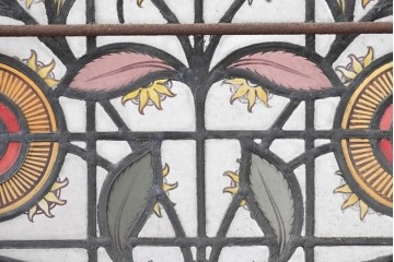 イギリスアンティーク　1900年から1920年頃　繊細な絵付けと色ガラスが魅力的なステンドグラス窓1枚　(R-090031)