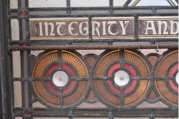 イギリスアンティーク　1900年から1920年頃　繊細な絵付けと色ガラスが魅力的なステンドグラス窓1枚　(R-090031)