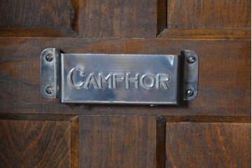 イギリスアンティーク　1930年頃　オーク材　曲線意匠が印象的な薄型ワードローブ　(R-090034)