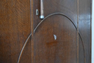 イギリスアンティーク　1930年頃　オーク材　曲線意匠が印象的な薄型ワードローブ　(R-090034)