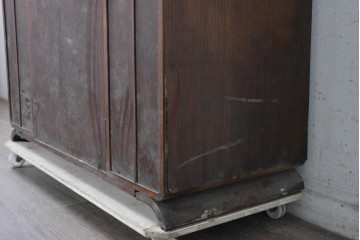 イギリスアンティーク　1930年頃　オーク材　曲線意匠が印象的な薄型ワードローブ　(R-090034)