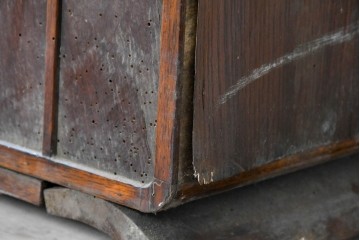 イギリスアンティーク　1930年頃　オーク材　曲線意匠が印象的な薄型ワードローブ　(R-090034)