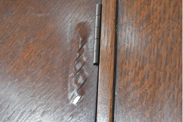イギリスアンティーク　1930年頃　オーク材　曲線意匠が印象的な薄型ワードローブ　(R-090034)