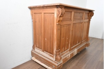 ヨーロッパヴィンテージ　葡萄彫刻と重厚な佇まいが魅力のカウンターキャビネット　(R-090036)