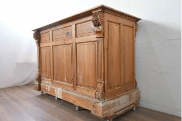 ヨーロッパヴィンテージ　葡萄彫刻と重厚な佇まいが魅力のカウンターキャビネット　(R-090036)