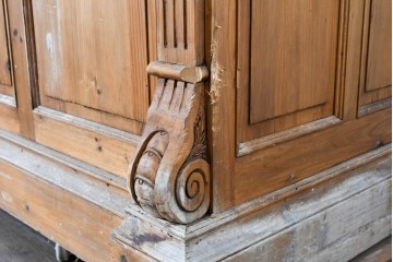 ヨーロッパヴィンテージ　葡萄彫刻と重厚な佇まいが魅力のカウンターキャビネット　(R-090036)
