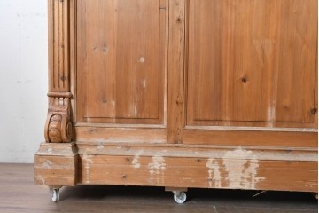 ヨーロッパヴィンテージ　葡萄彫刻と重厚な佇まいが魅力のカウンターキャビネット　(R-090036)