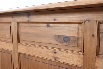 ヨーロッパヴィンテージ　葡萄彫刻と重厚な佇まいが魅力のカウンターキャビネット　(R-090036)