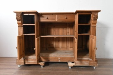 ヨーロッパヴィンテージ　葡萄彫刻と重厚な佇まいが魅力のカウンターキャビネット　(R-090036)