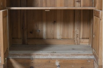 ヨーロッパヴィンテージ　葡萄彫刻と重厚な佇まいが魅力のカウンターキャビネット　(R-090036)