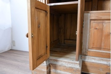 ヨーロッパヴィンテージ　葡萄彫刻と重厚な佇まいが魅力のカウンターキャビネット　(R-090036)