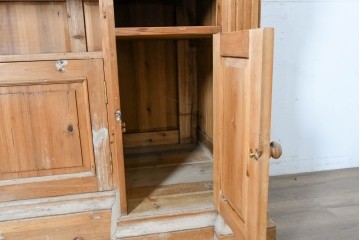ヨーロッパヴィンテージ　葡萄彫刻と重厚な佇まいが魅力のカウンターキャビネット　(R-090036)