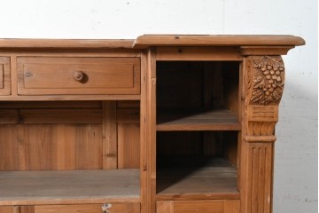 ヨーロッパヴィンテージ　葡萄彫刻と重厚な佇まいが魅力のカウンターキャビネット　(R-090036)