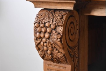 ヨーロッパヴィンテージ　葡萄彫刻と重厚な佇まいが魅力のカウンターキャビネット　(R-090036)