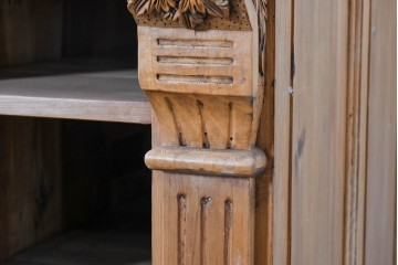 ヨーロッパヴィンテージ　葡萄彫刻と重厚な佇まいが魅力のカウンターキャビネット　(R-090036)
