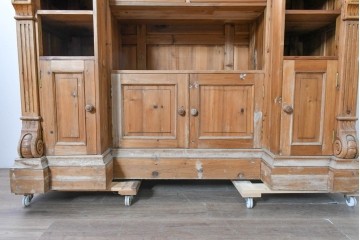 ヨーロッパヴィンテージ　葡萄彫刻と重厚な佇まいが魅力のカウンターキャビネット　(R-090036)