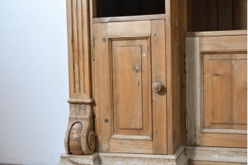 ヨーロッパヴィンテージ　葡萄彫刻と重厚な佇まいが魅力のカウンターキャビネット　(R-090036)