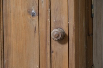ヨーロッパヴィンテージ　葡萄彫刻と重厚な佇まいが魅力のカウンターキャビネット　(R-090036)