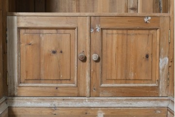 ヨーロッパヴィンテージ　葡萄彫刻と重厚な佇まいが魅力のカウンターキャビネット　(R-090036)