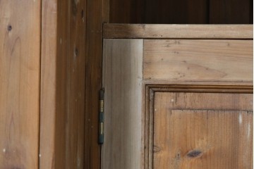 ヨーロッパヴィンテージ　葡萄彫刻と重厚な佇まいが魅力のカウンターキャビネット　(R-090036)