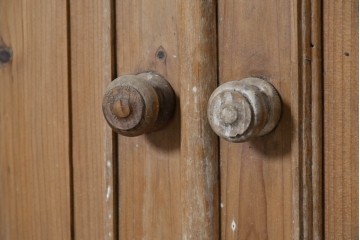 ヨーロッパヴィンテージ　葡萄彫刻と重厚な佇まいが魅力のカウンターキャビネット　(R-090036)