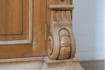 ヨーロッパヴィンテージ　葡萄彫刻と重厚な佇まいが魅力のカウンターキャビネット　(R-090036)