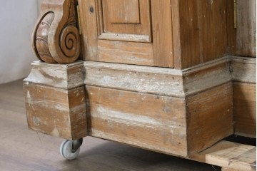 ヨーロッパヴィンテージ　葡萄彫刻と重厚な佇まいが魅力のカウンターキャビネット　(R-090036)