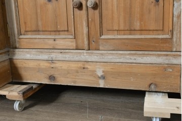 ヨーロッパヴィンテージ　葡萄彫刻と重厚な佇まいが魅力のカウンターキャビネット　(R-090036)