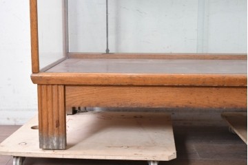 イギリスアンティーク　1940年から1950年頃　SHOPFITTINGS MANCHESTER LTD社　オーク材　端正な佇まいのカウンターショーケース　(R-090039)