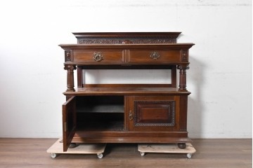 イギリスアンティーク　1920年頃　マホガニー材　細部まで繊細な彫刻が施されたキャビネット　(R-090040)