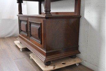 イギリスアンティーク　1920年頃　マホガニー材　細部まで繊細な彫刻が施されたキャビネット　(R-090040)