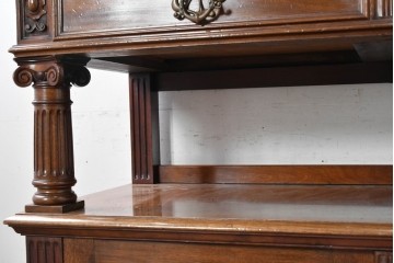 イギリスアンティーク　1920年頃　マホガニー材　細部まで繊細な彫刻が施されたキャビネット　(R-090040)