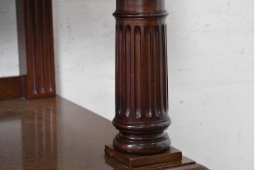 イギリスアンティーク　1920年頃　マホガニー材　細部まで繊細な彫刻が施されたキャビネット　(R-090040)