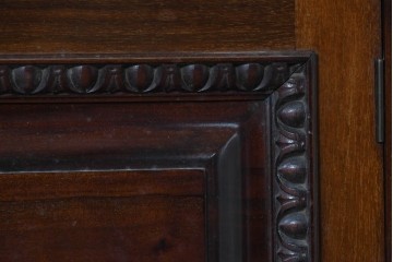 イギリスアンティーク　1920年頃　マホガニー材　細部まで繊細な彫刻が施されたキャビネット　(R-090040)