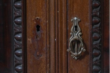 イギリスアンティーク　1920年頃　マホガニー材　細部まで繊細な彫刻が施されたキャビネット　(R-090040)