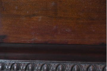 イギリスアンティーク　1920年頃　マホガニー材　細部まで繊細な彫刻が施されたキャビネット　(R-090040)