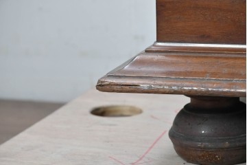 イギリスアンティーク　1920年頃　マホガニー材　細部まで繊細な彫刻が施されたキャビネット　(R-090040)