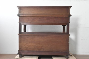 イギリスアンティーク　1920年頃　マホガニー材　細部まで繊細な彫刻が施されたキャビネット　(R-090040)