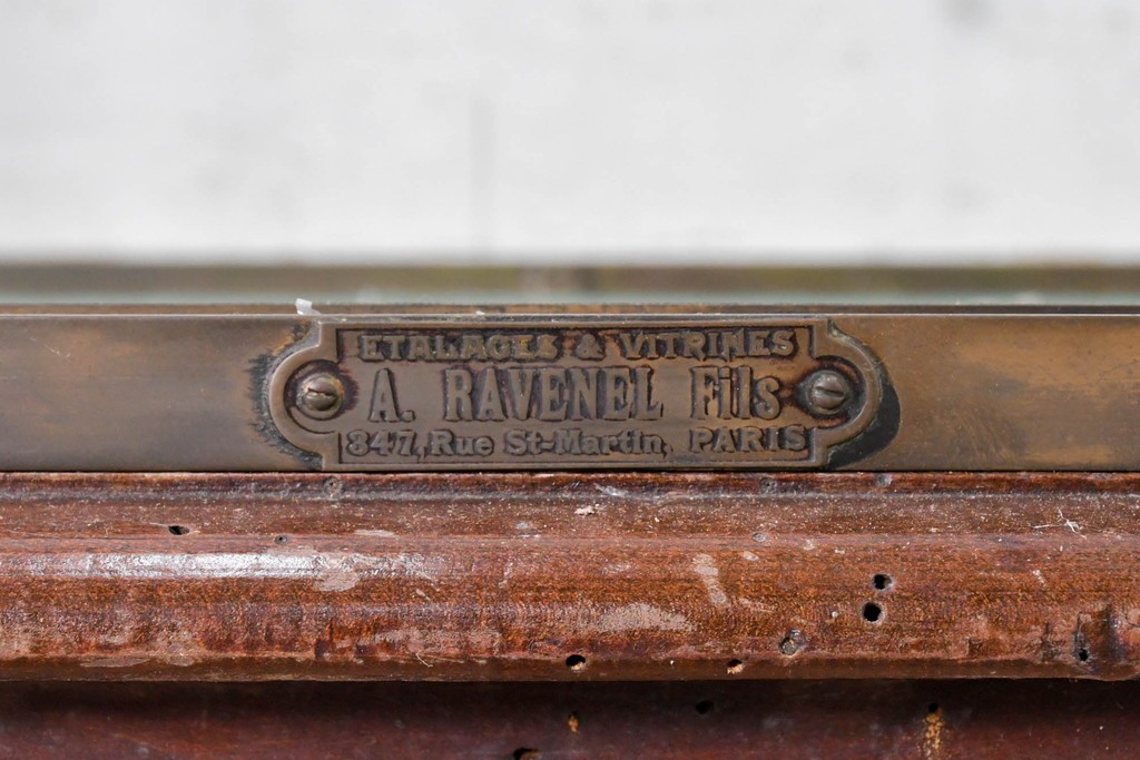フランスアンティーク　1930年から1940年頃　A. RAVENEL Fils　ディスプレイを引き立てるガラスショーケース　(R-090041)