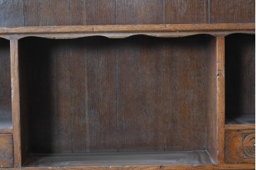 イギリスヴィンテージ　Bevan Funnell(べヴァン・ファンネル)　オーク材　アンティーク調　波形装飾が美しいカップボード　(R-090042)