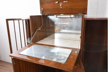 イギリスヴィンテージ　1950年から1960年頃　Turnidge(ターニッジ)　マホガニー材　カウンター付き　丸みのあるフォルムが魅力のカクテルキャビネット　(R-090043)