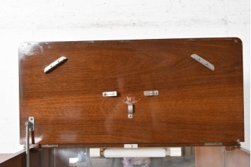 イギリスヴィンテージ　1950年から1960年頃　Turnidge(ターニッジ)　マホガニー材　カウンター付き　丸みのあるフォルムが魅力のカクテルキャビネット　(R-090043)