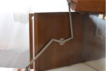 イギリスヴィンテージ　1950年から1960年頃　Turnidge(ターニッジ)　マホガニー材　カウンター付き　丸みのあるフォルムが魅力のカクテルキャビネット　(R-090043)