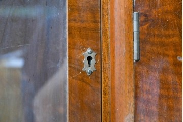 イギリスヴィンテージ　1950年から1960年頃　Turnidge(ターニッジ)　マホガニー材　カウンター付き　丸みのあるフォルムが魅力のカクテルキャビネット　(R-090043)