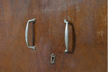 イギリスヴィンテージ　1950年から1960年頃　Turnidge(ターニッジ)　マホガニー材　カウンター付き　丸みのあるフォルムが魅力のカクテルキャビネット　(R-090043)