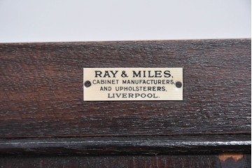 イギリスアンティーク　1930年頃　RAY & MILES(レイ&マイルズ)　オーク材　挽物脚がクラシカルなサイドボード　(R-090045)