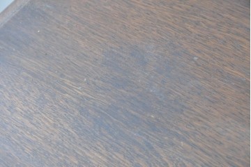 イギリスアンティーク　1930年頃　RAY & MILES(レイ&マイルズ)　オーク材　挽物脚がクラシカルなサイドボード　(R-090045)